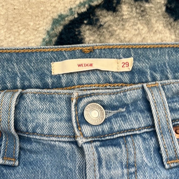 Levi wedgie straight - Picture 2 of 3